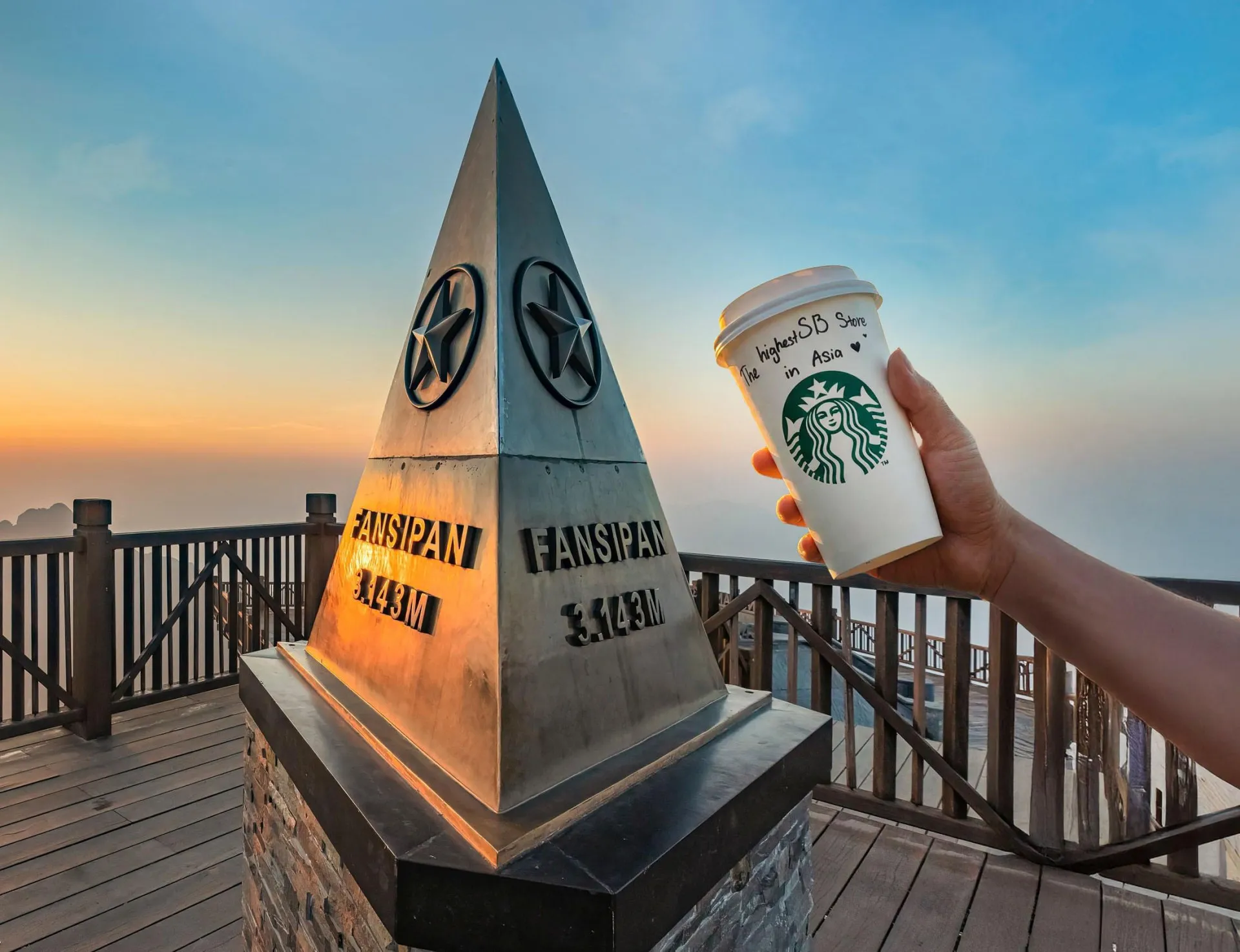 Xịn xò! Starbucks khai trương chi nhánh cao nhất châu Á trên đỉnh Fansipan, Sa Pa
