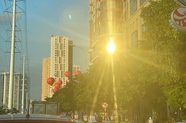 Toà nhà QMS Top Tower Tố Hữu ốp kính vàng gây chói mắt, tiềm ẩn nguy cơ tai nạn