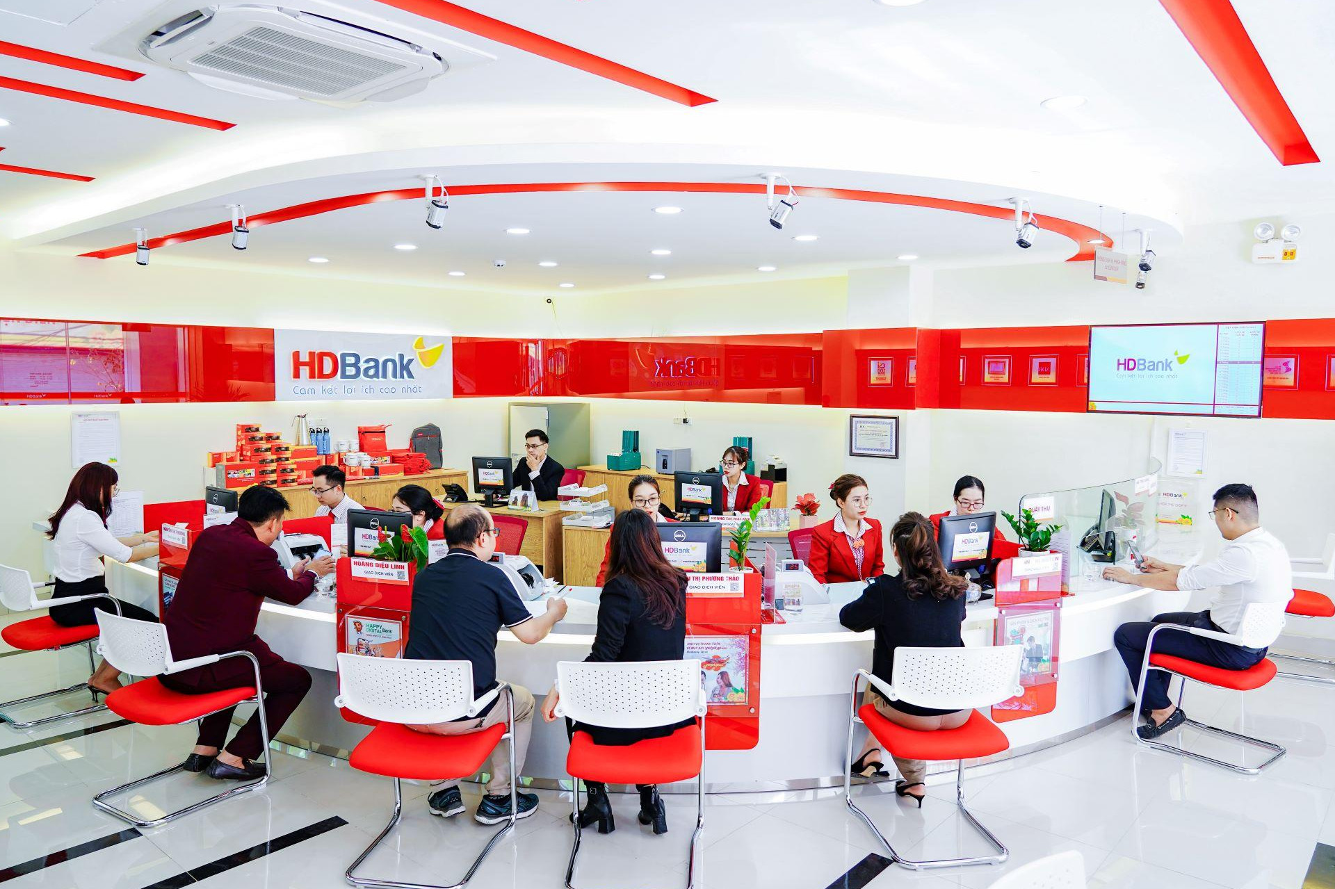 HDBank của tỷ phú Nguyễn Thị Phương Thảo bội thu 5.700 tỷ trái phiếu, ngành BĐS có bị 'soán ngôi'?