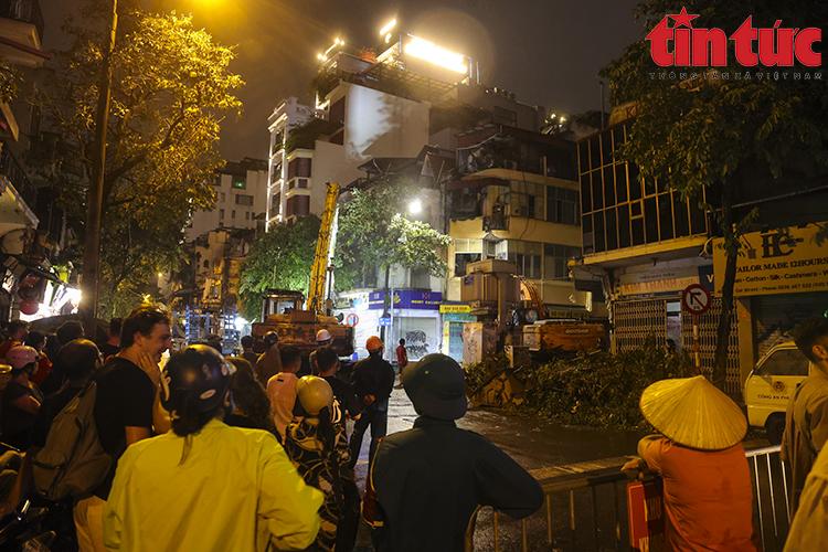 Clip: Cận cảnh tháo dỡ khẩn cấp ngôi nhà 3 tầng bị nghiêng trên phố cổ