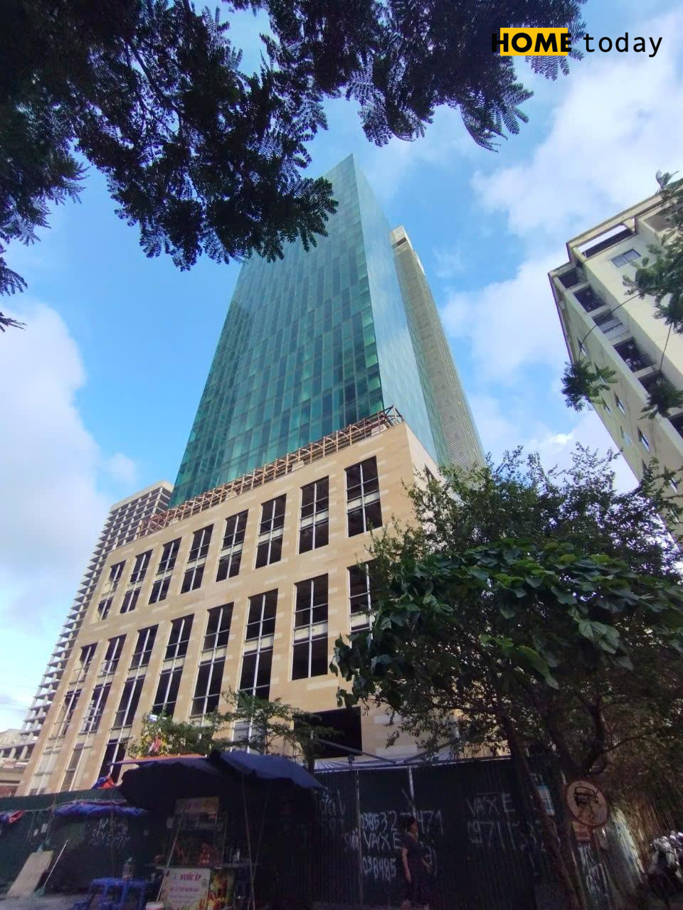 Xót xa cao ốc Apex Tower 16 năm hoang lạnh giữa Thủ đô