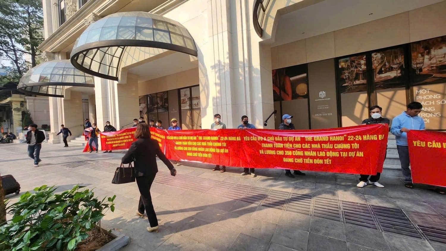 Mọi người hóng thêm được tin gì ở dự án 'đất vàng' The Grand Hanoi mấy ngày nay căng băng rôn đòi tiền chủ đầu tư không?