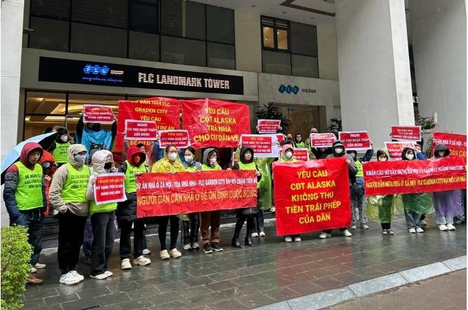 Bộ Xây dựng yêu cầu Hà Nội làm rõ vụ hàng trăm người đội mưa 'đòi nhà' tại dự án FLC Đại Mỗ