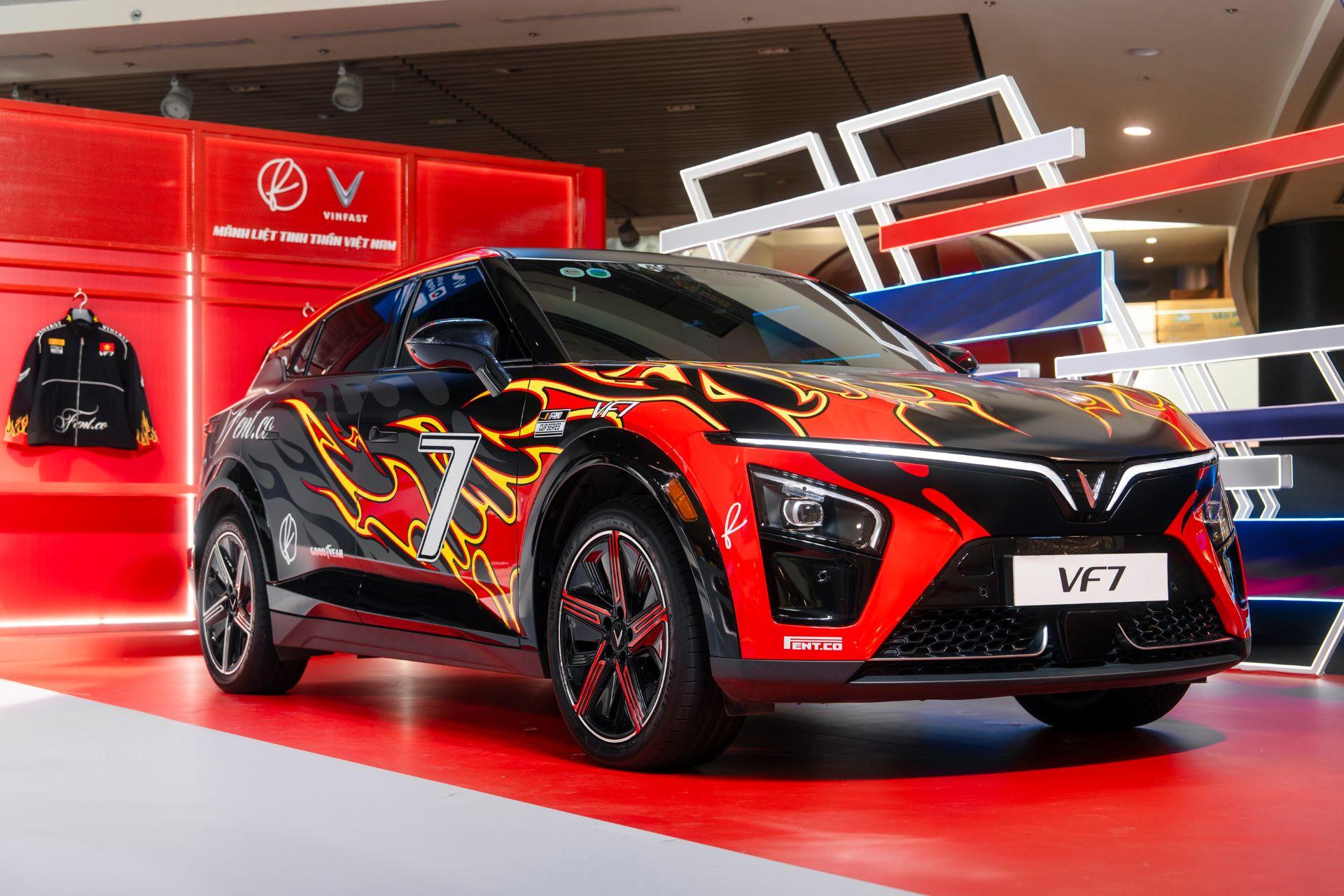 Cơ hội nhận bộ sưu tập áo và mũ giới hạn phong cách VF 7 “rực cháy” từ Fabo Nguyễn