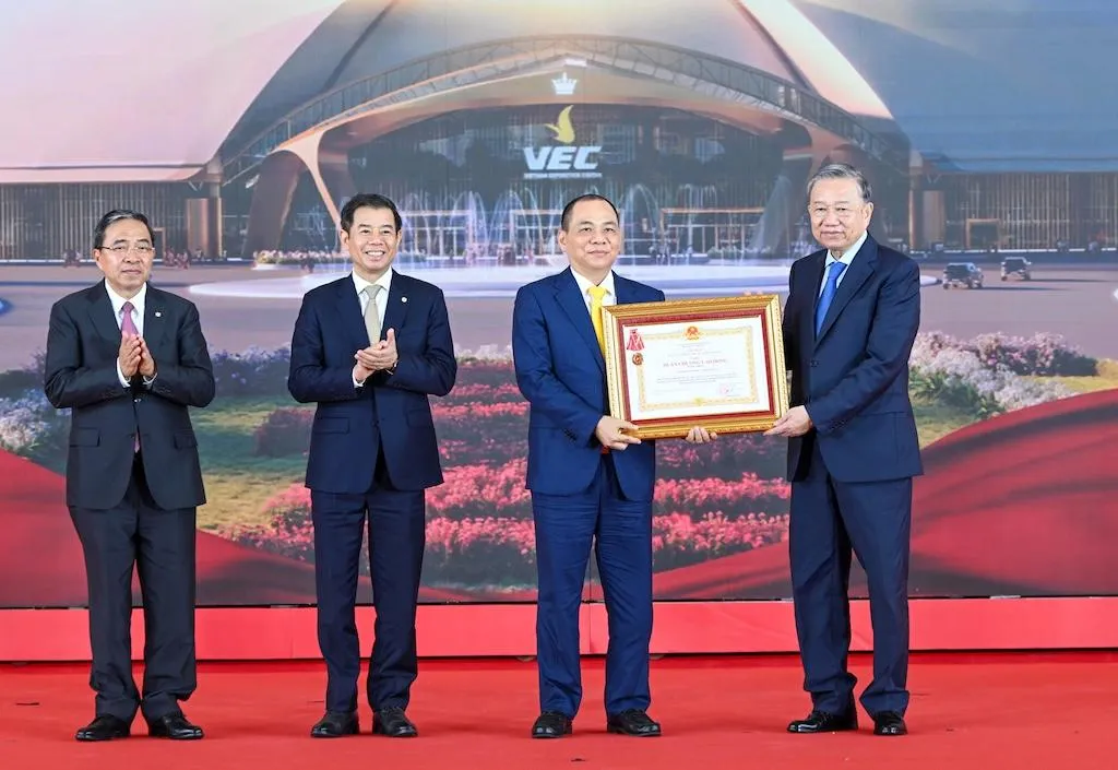 Vingroup nhận Huân chương Lao động hạng Nhất nhờ thần tốc hoàn thành Trung tâm Hội chợ Triển lãm Quốc gia