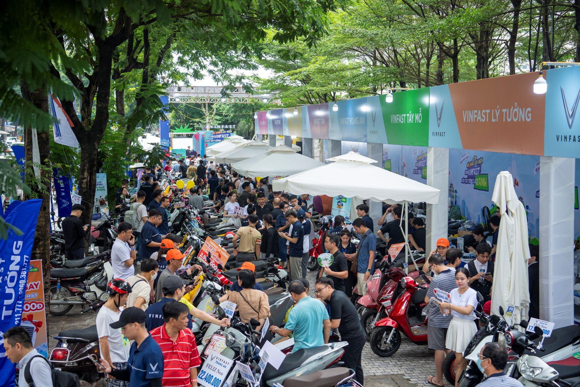 VinFast khuấy động Thủ đô với sự kiện đổi xe máy điện, nhiều tài xế dịch vụ chốt đơn ngay vì thấy quá hời