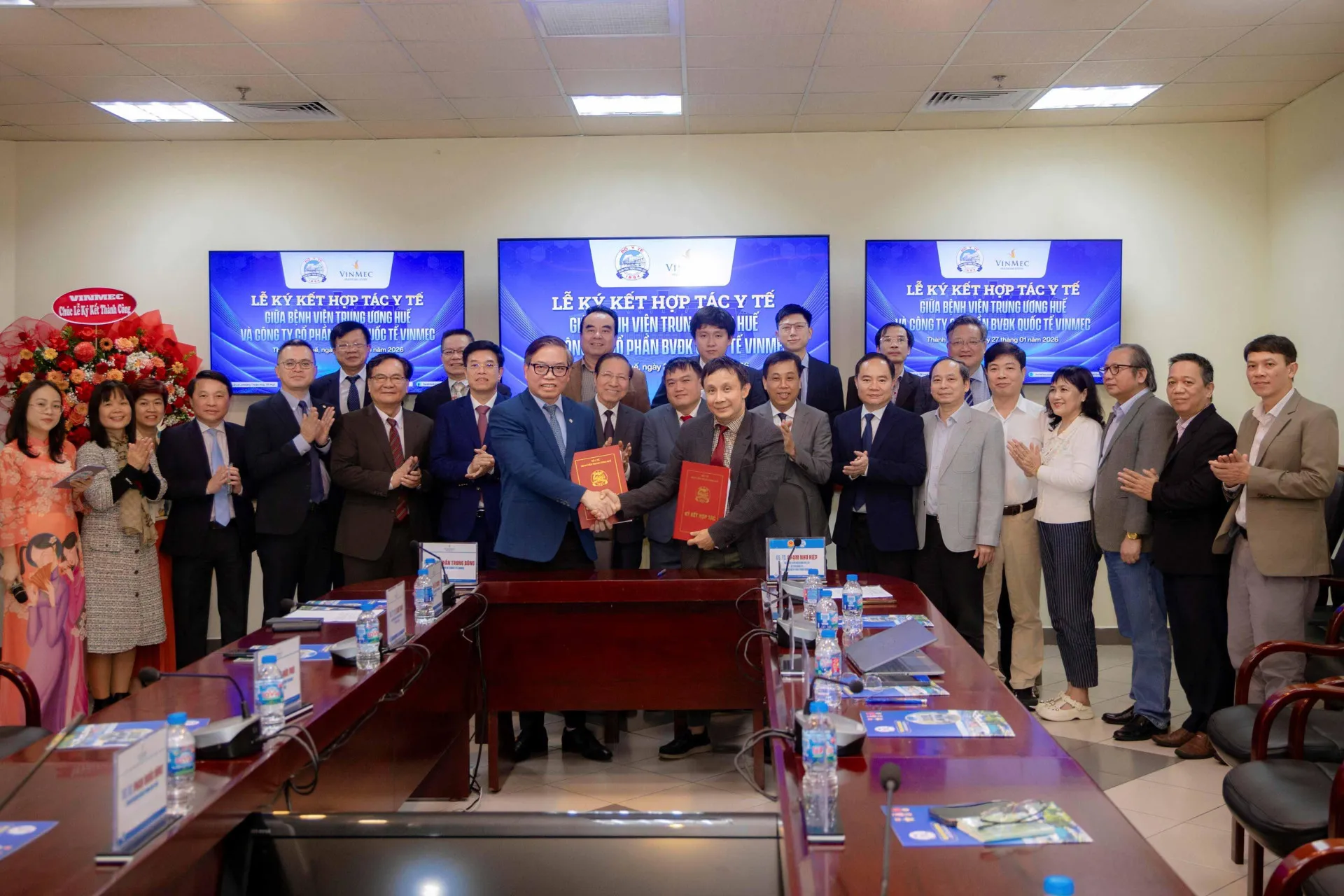 Vinmec ký kết hợp tác với Bệnh viện Trung ương Huế, nâng cao năng lực điều trị chuyên sâu cho người dân miền Trung - Tây Nguyên