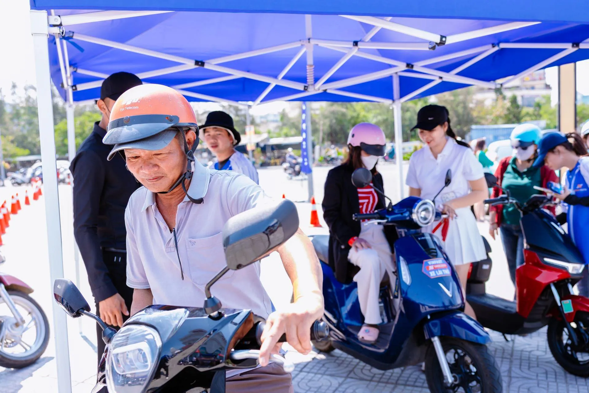 Người dân Đắk Lắk mang xe xăng tới “chốt tại chỗ” xe máy điện VinFast