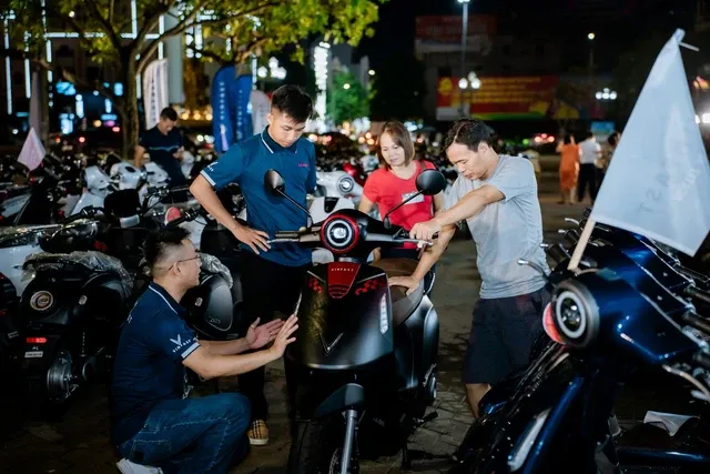 Khách hàng chạy xe máy điện “chill” hơn nhờ chính sách hậu mãi 5 sao và hạ tầng “khủng” của VinFast