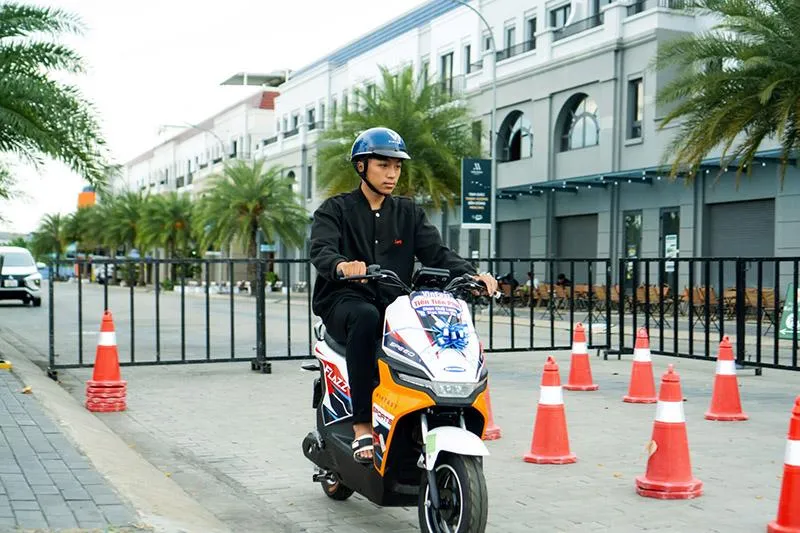 Giá chỉ từ 12,5 triệu đồng, VinFast Flazz Max hút phụ huynh và học sinh nhờ thiết kế đẹp và đổi pin tiện