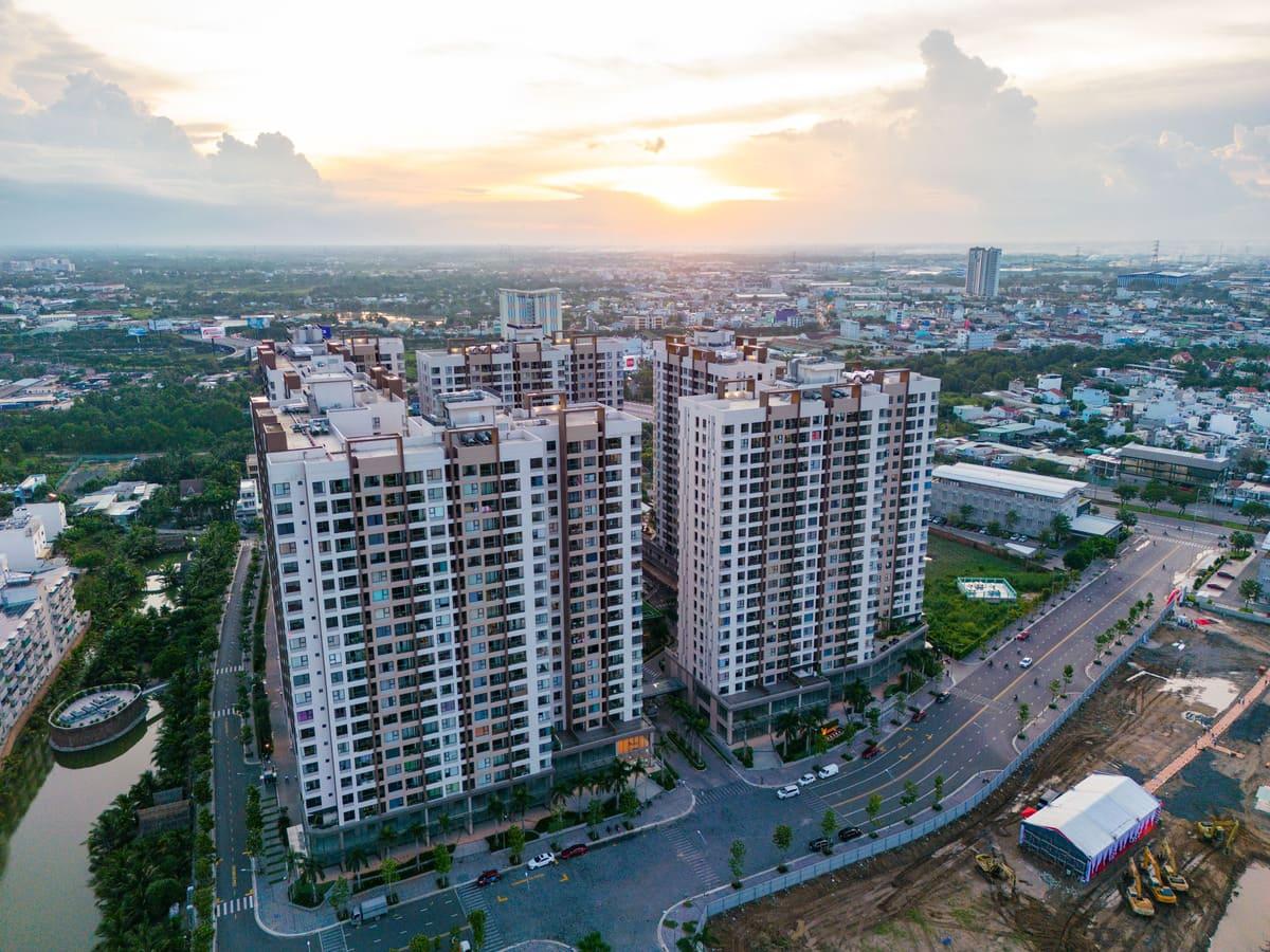 Có 2 tỷ đồng nên mua chung cư hay nhà đất?