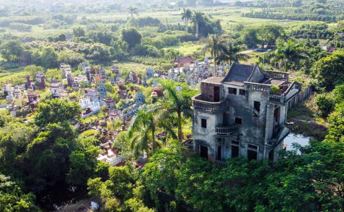 Biệt thự bỏ hoang hơn 20 năm với kiến trúc ấn tượng nằm sát nghĩa trang ở Nam Định