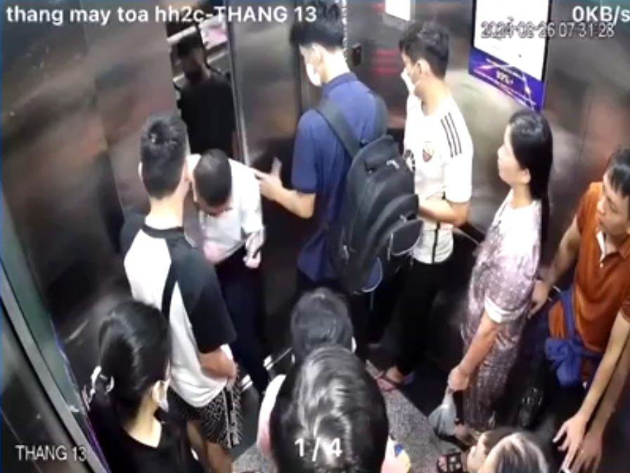 Thang máy chung cư ở Linh Đàm đột ngột kéo lên khi chưa đóng hết cửa, cư dân thoát nạn trong gang tấc...