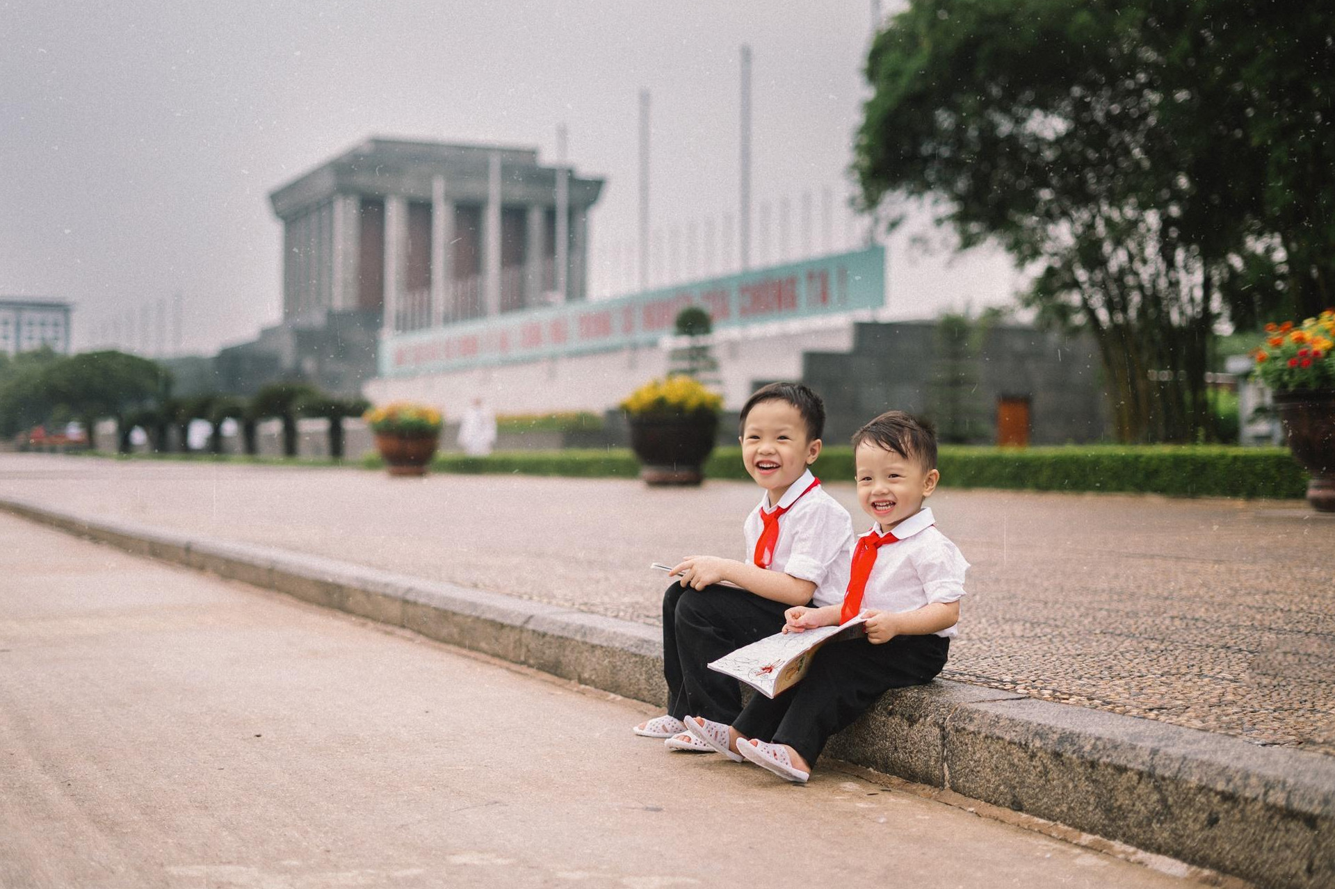 Trang phục trẻ em vào Lăng Bác: Lưu ý cho cha mẹ