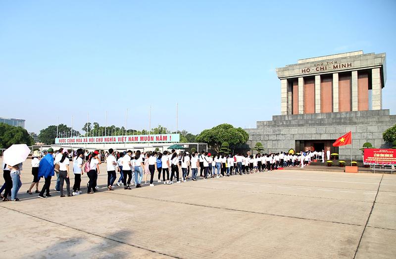 Không được mang vào Lăng Bác những đồ vật gì?