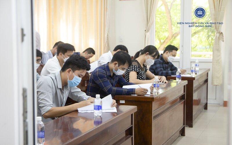 Thi chứng chỉ hành nghề môi giới bất động sản: Các thủ tục cần biết