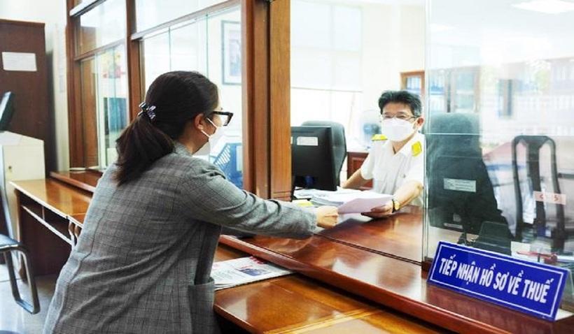 Cắt tóc, cho thuê nhà... nợ thuế có thể bị tạm hoãn xuất cảnh