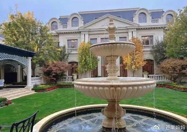 Biệt thự tân hôn giá 3 ngàn tỷ của Hà Siêu Liên - Đậu Kiêu: Rộng 4.500m2 như cung điện, bề thế đến nỗi netizen sợ đi vào sẽ lạc đường