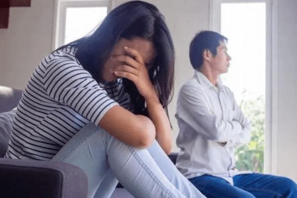 Sống kham khổ nhiều năm đủ tiền mua nhà, chồng nhất định đòi cho mẹ đứng tên