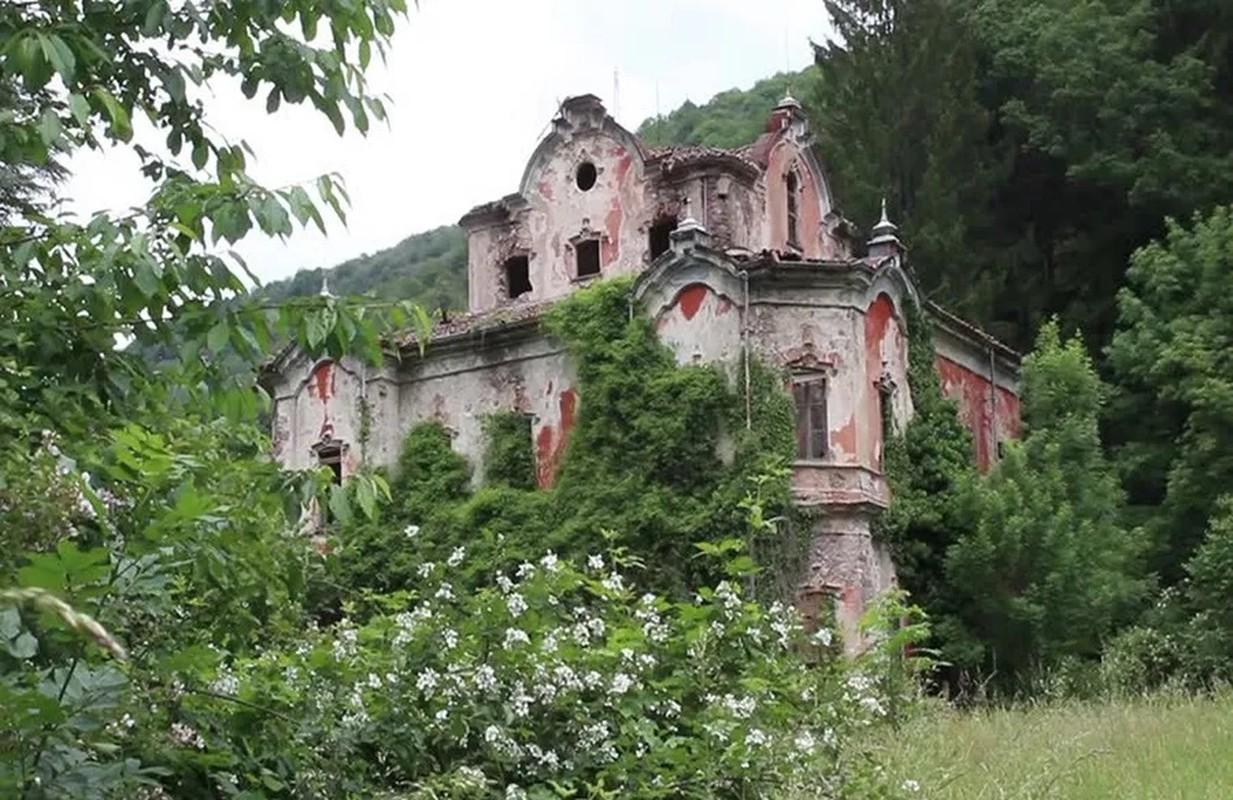 Bên trong biệt thự bỏ hoang đáng sợ nhất Italy