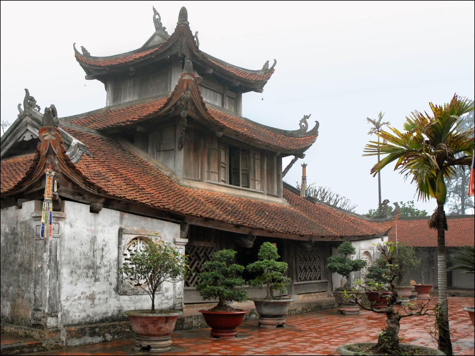 Có nên mua nhà bên hông chùa không?