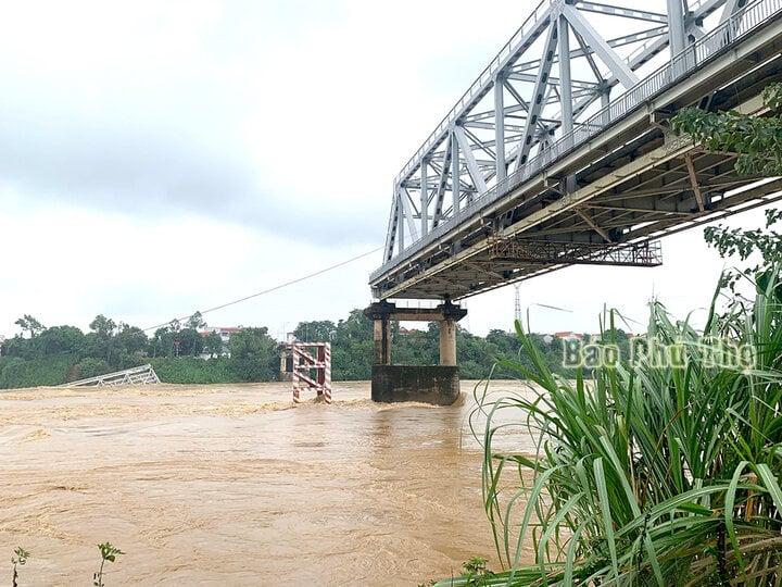 Sập cầu Phong Châu: Lực lượng chức năng đã cứu được 5 người