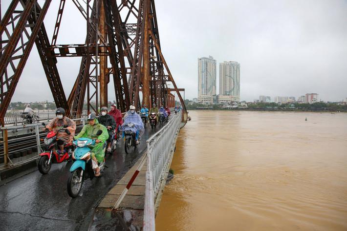 Lũ trên sông Hồng tại Hà Nội lên nhanh, có thể mức báo động 2 trong 24 giờ tới