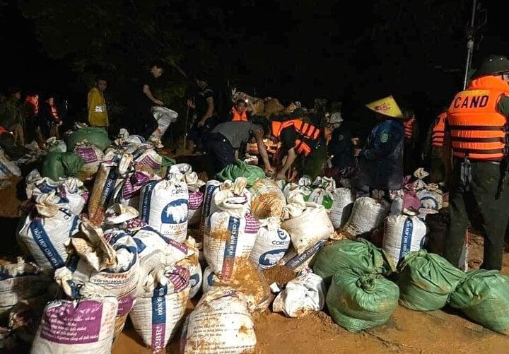 Vỡ đê sông Lô ở Tuyên Quang, di dời khẩn cấp 35 hộ dân ngay trong đêm