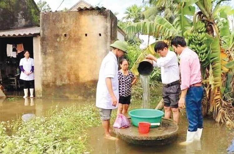 Người dân vùng mưa lũ làm cách này để có nước sạch dùng
