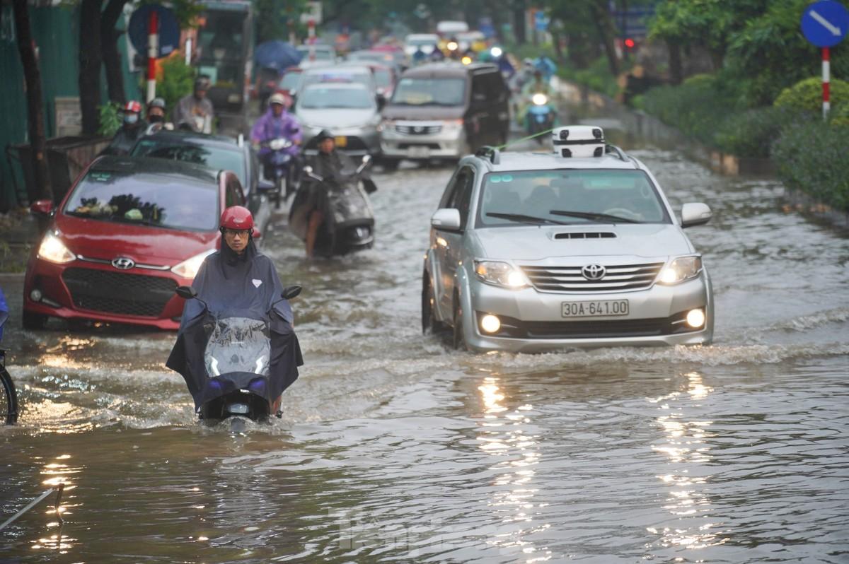 Mưa lớn xuyên đêm, nhiều tuyến đường ở Hà Nội ngập sâu