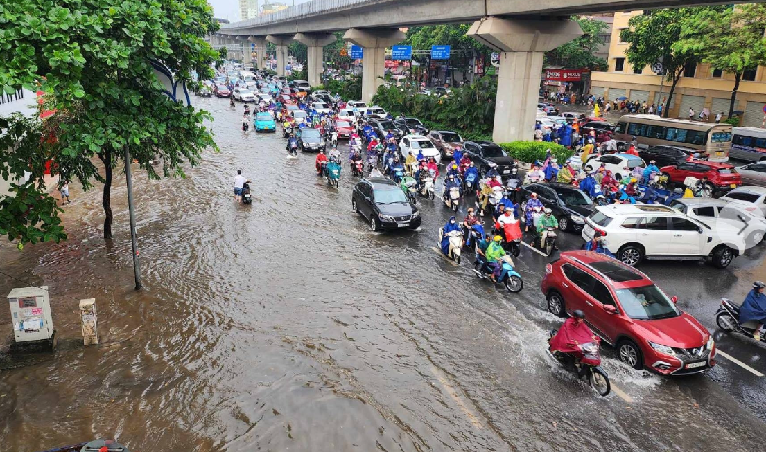 Dự báo Hà Nội tiếp tục mưa lớn trong 3-6h tới, cảnh báo 40 điểm sẽ ngập sâu