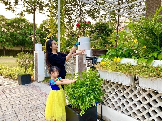 Trịnh Kim Chi hé lộ toàn cảnh ngôi nhà 10 tỷ đang sống cùng chồng đại gia, khu vườn nhiều trái cây to bự