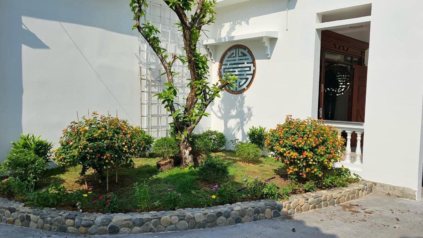Bên trong cơ ngơi 3.000m2 ngập tràn hoa trái của Việt Trinh