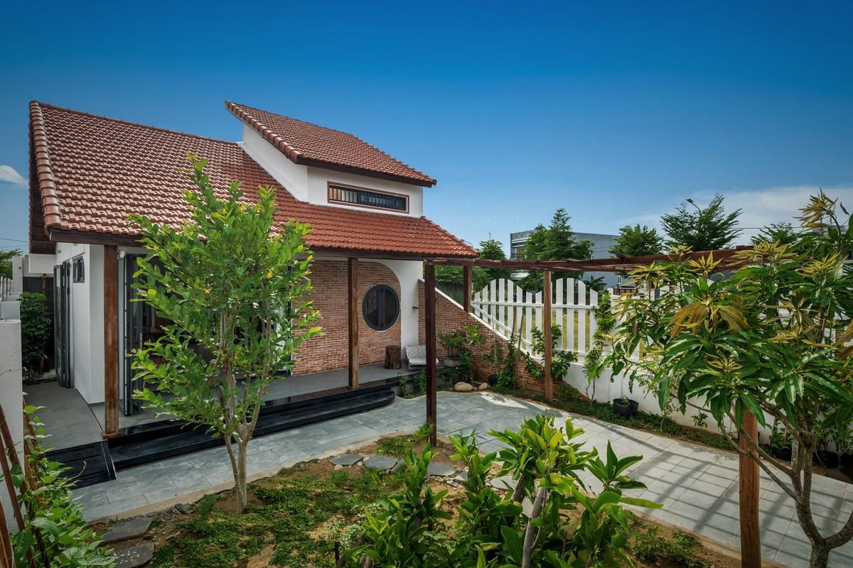 Nhà ngói đỏ với sân vườn hút nắng gió ở Quảng Nam