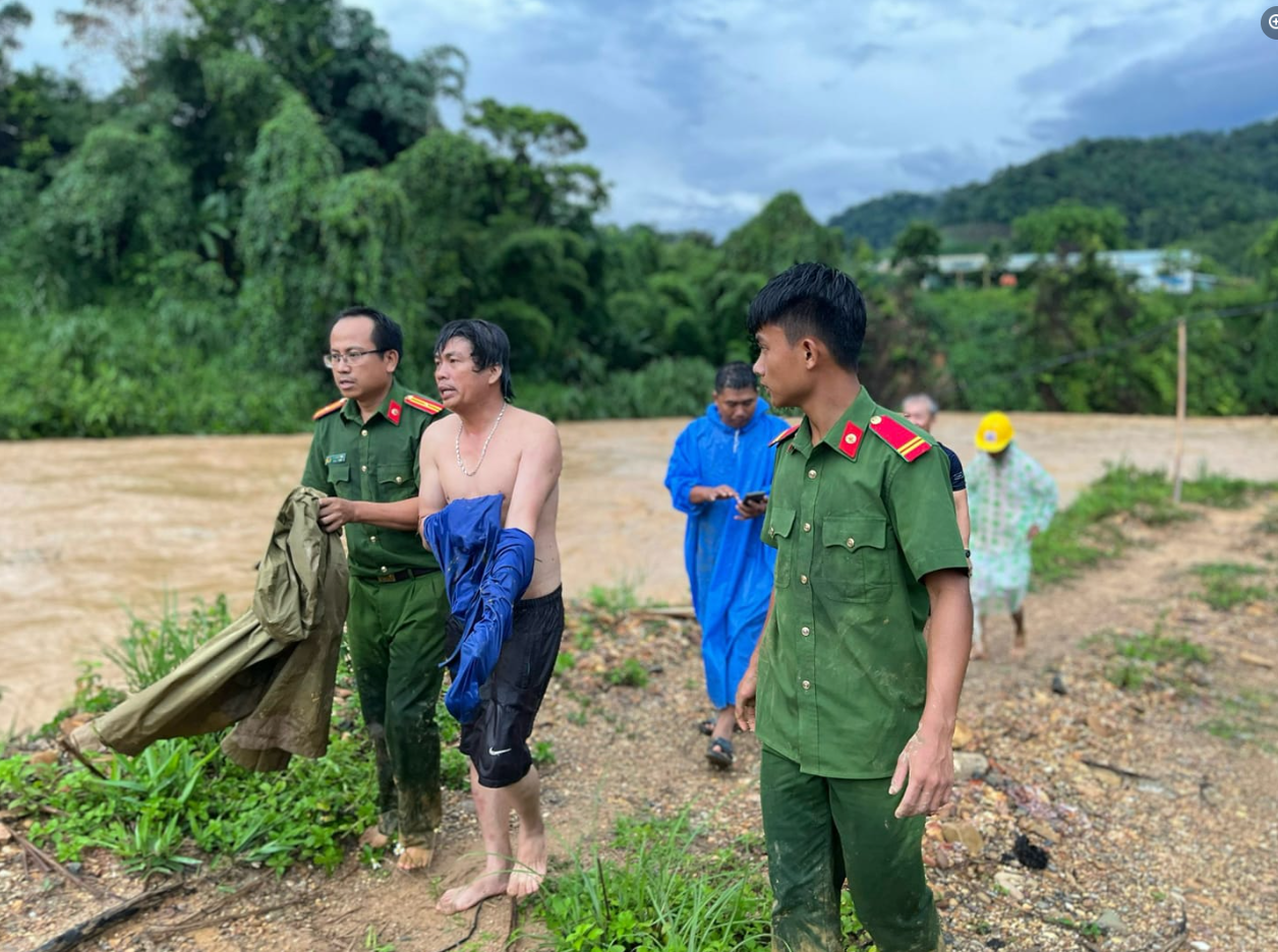Quảng Nam: Lực lượng công an lao vào dòng nước xiết cứu người dân gặp nạn