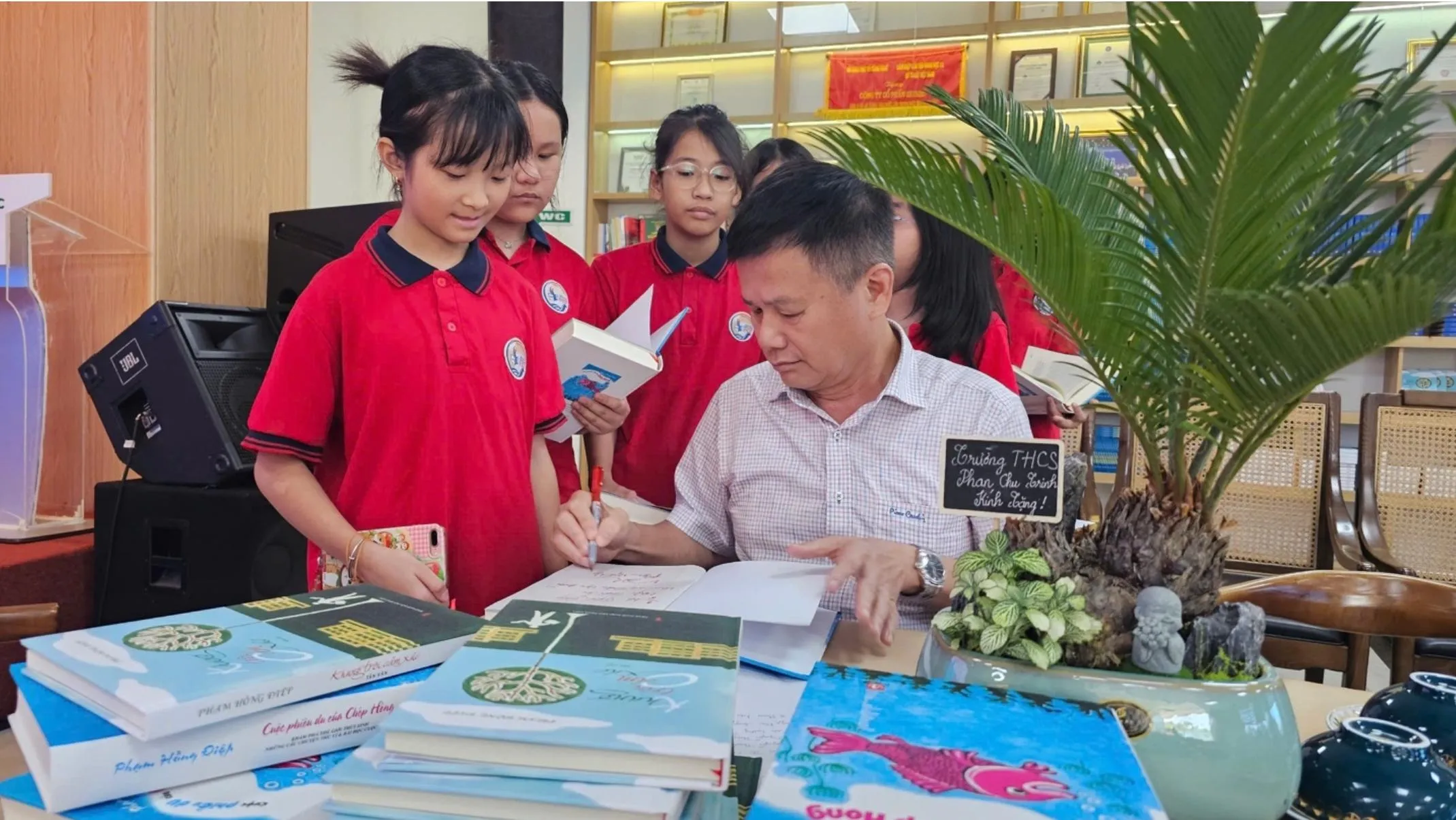 Trao giải cuộc thi “Theo dấu Chép hồng”:  Lan toả văn hoá đọc và ý thức sống xanh