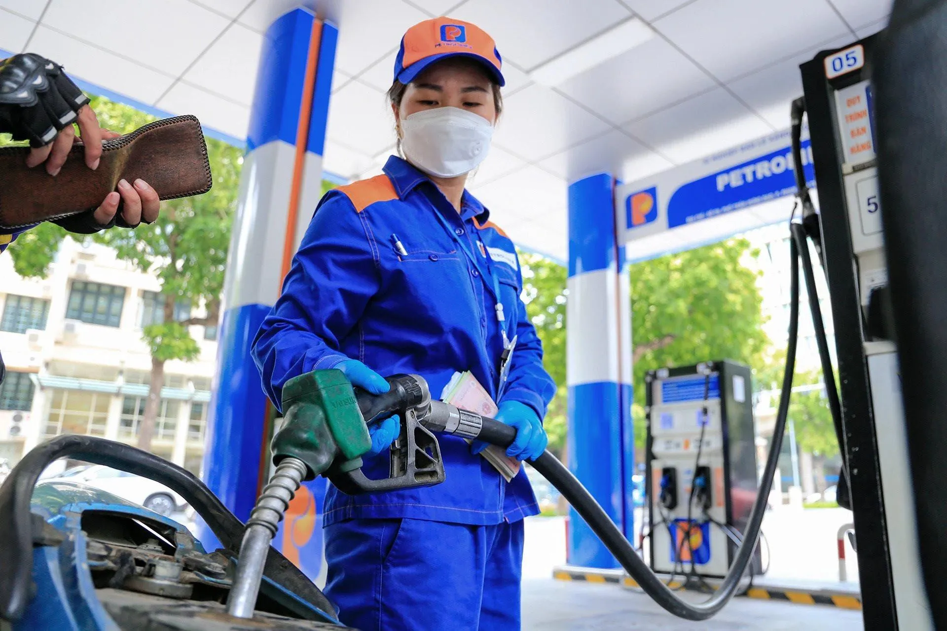 Giá xăng dầu hôm nay (14/8): Dầu thô tiếp tục hạ nhiệt