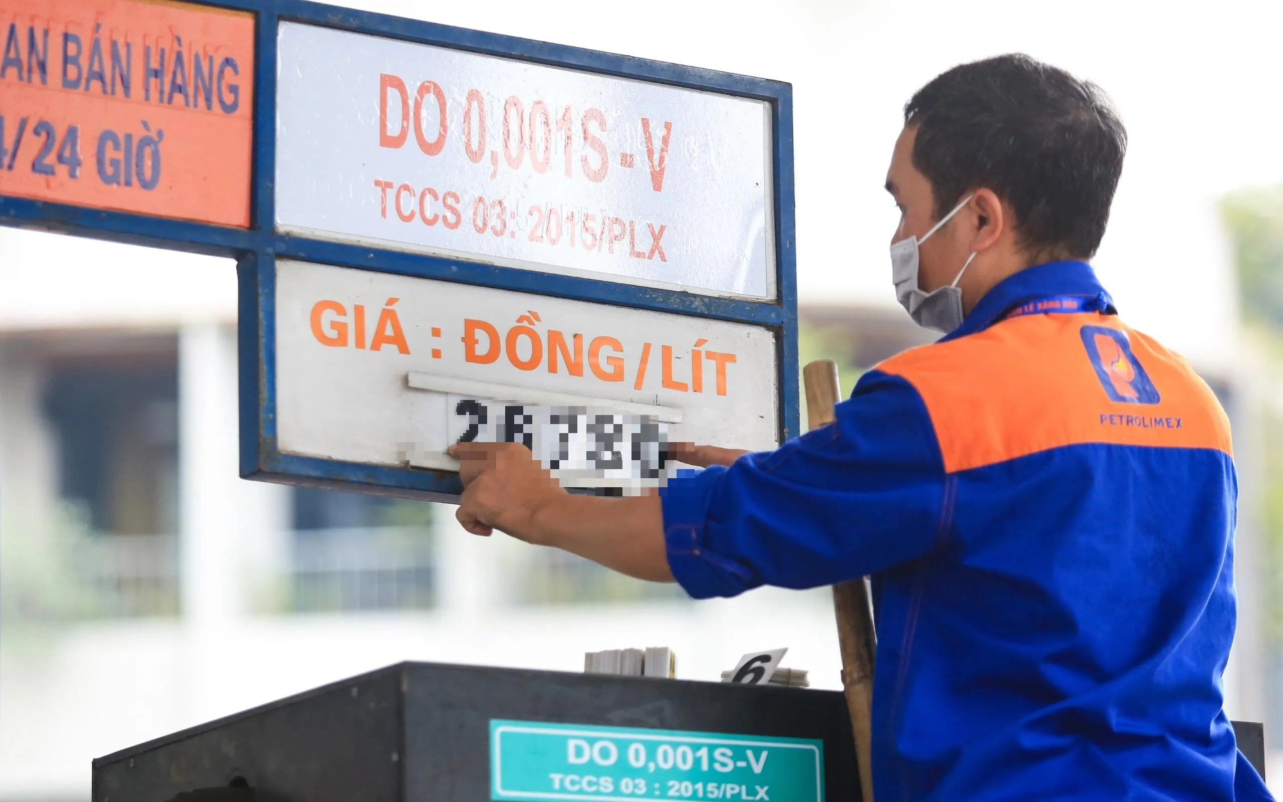 Giá xăng dầu hôm nay (21/9): Xăng E10 RON95 vượt 25.600 đồng/lít