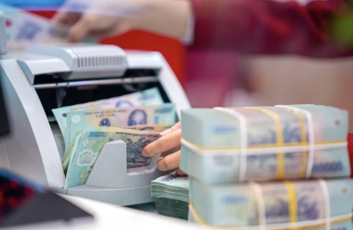 Lãi suất huy động đồng loạt giảm, vì sao khách gửi tiền vẫn được chào mức 9%?
