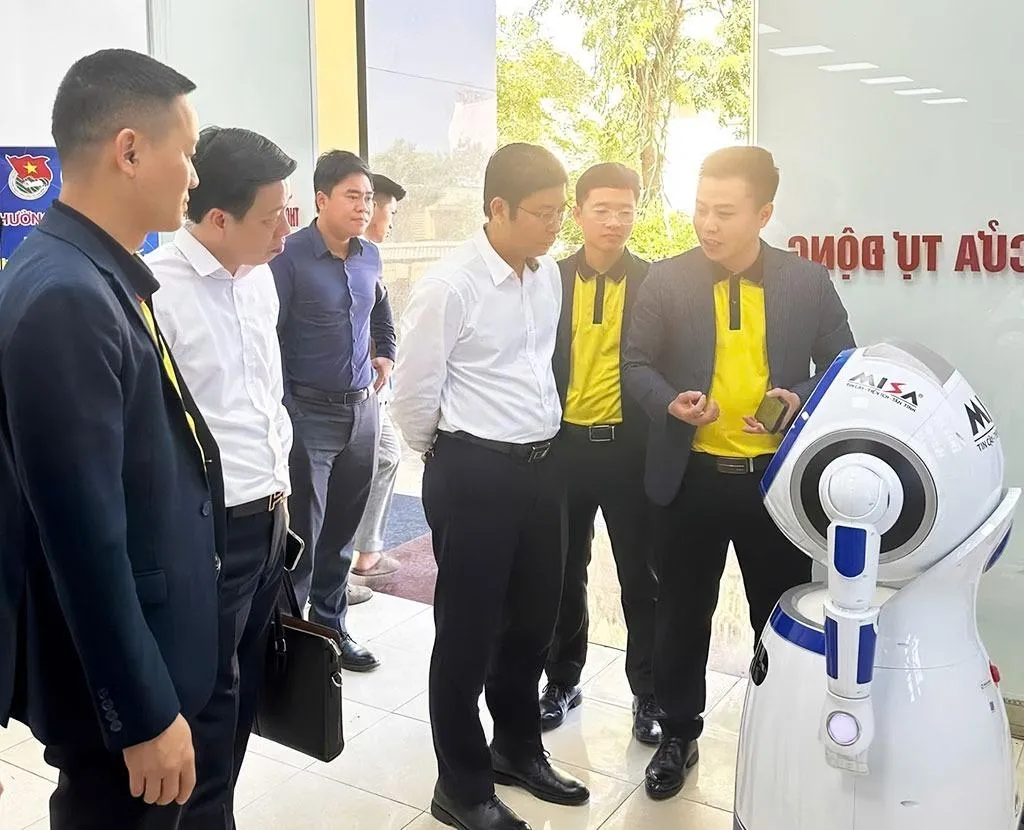 Ứng dụng công nghệ tại trung tâm hành chính công địa phương.