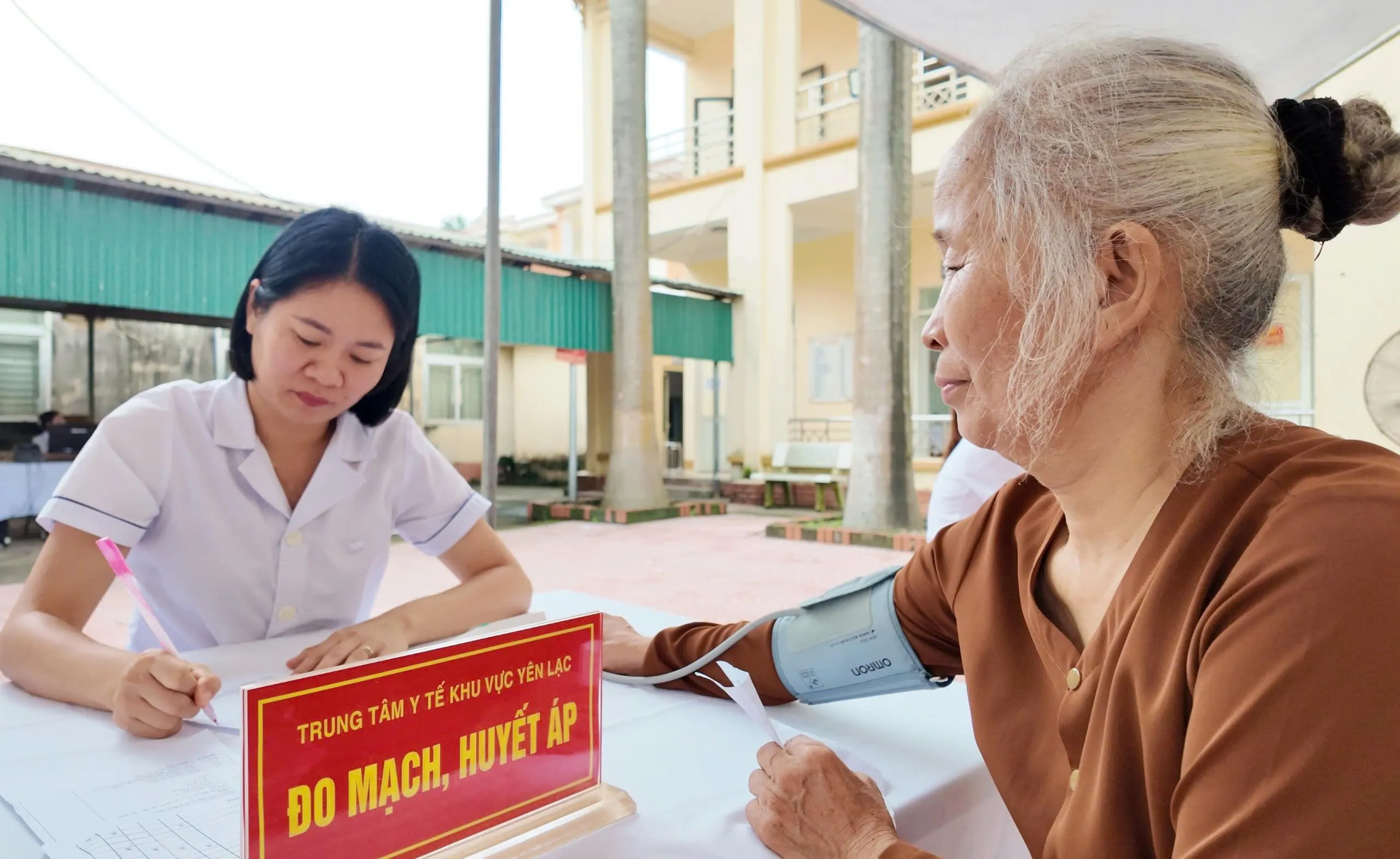 Trung tâm Y tế khu vực Yên Lạc tăng cường bảo vệ, chăm sóc và nâng cao sức khỏe Nhân dân