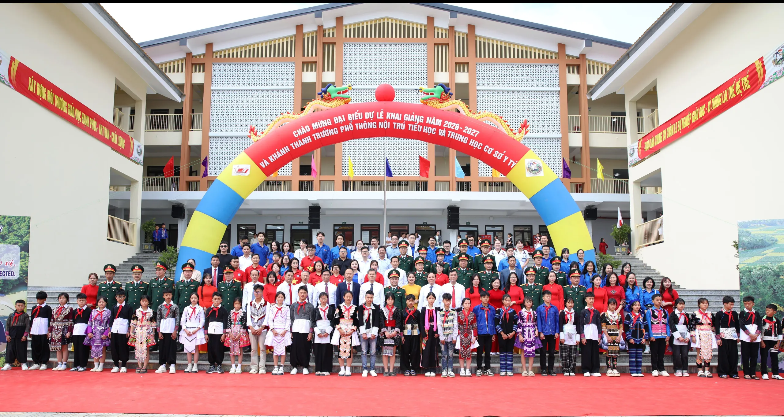 Học sinh Lào Cai phấn khởi ngày khai giảng, vững bước năm học mới