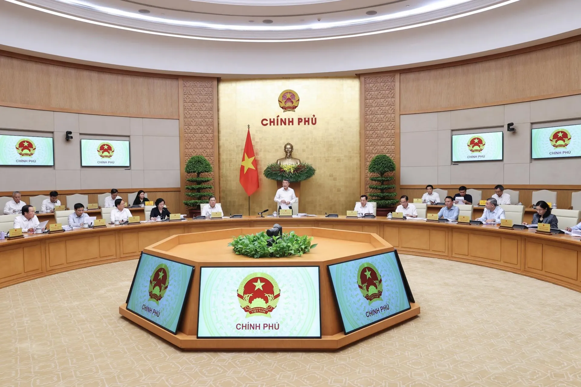 Thủ tướng Chính phủ yêu cầu tập trung rà soát, hoàn thành việc lập, điều chỉnh các quy hoạch phù hợp 6 vùng KTXH và cả nước