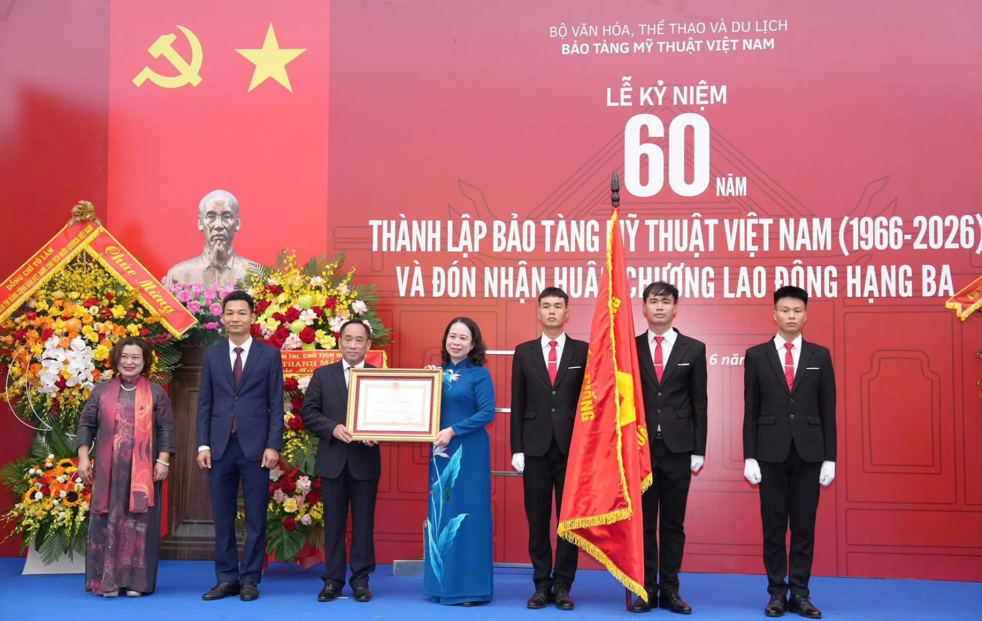 Phó Chủ tịch nước Võ Thị Ánh Xuân trao Huân chương Lao động hạng Ba cho Bảo tàng Mỹ thuật Việt Nam