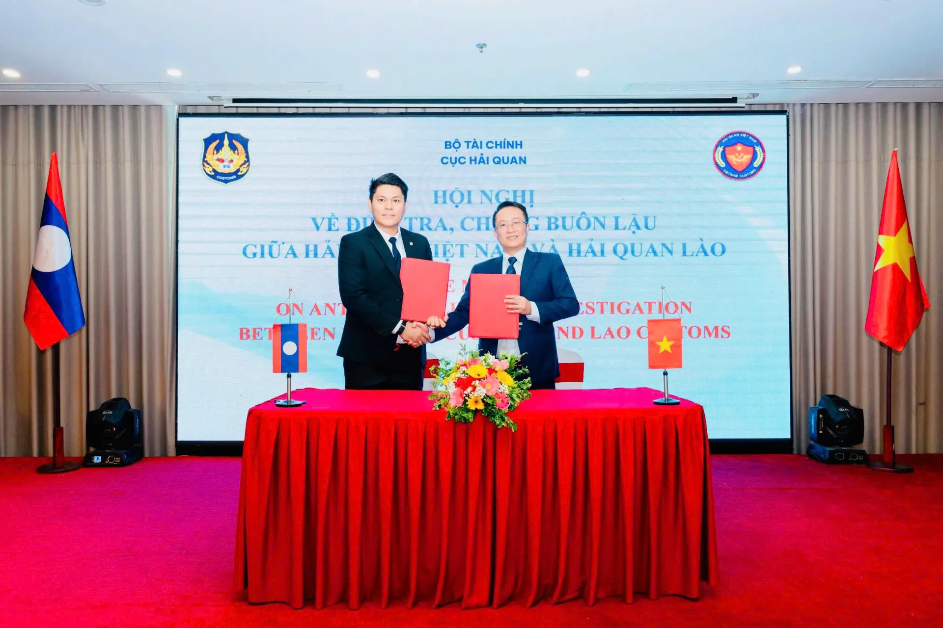 Hải quan Việt Nam và Lào tăng cường phối hợp điều tra, chống buôn lậu