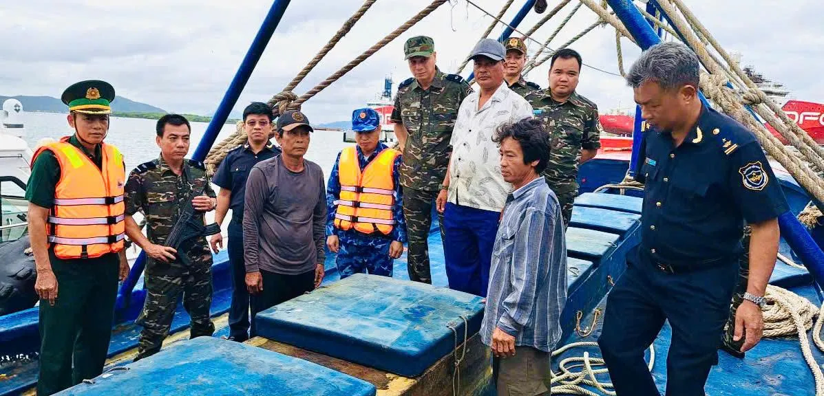Hải quan phối hợp bắt giữ tàu cá chở 30.000 lít dầu DO không rõ nguồn gốc trên biển TP.HCM