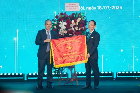 ABBank nhận Cờ thi đua của Ngân hàng Nhà nước