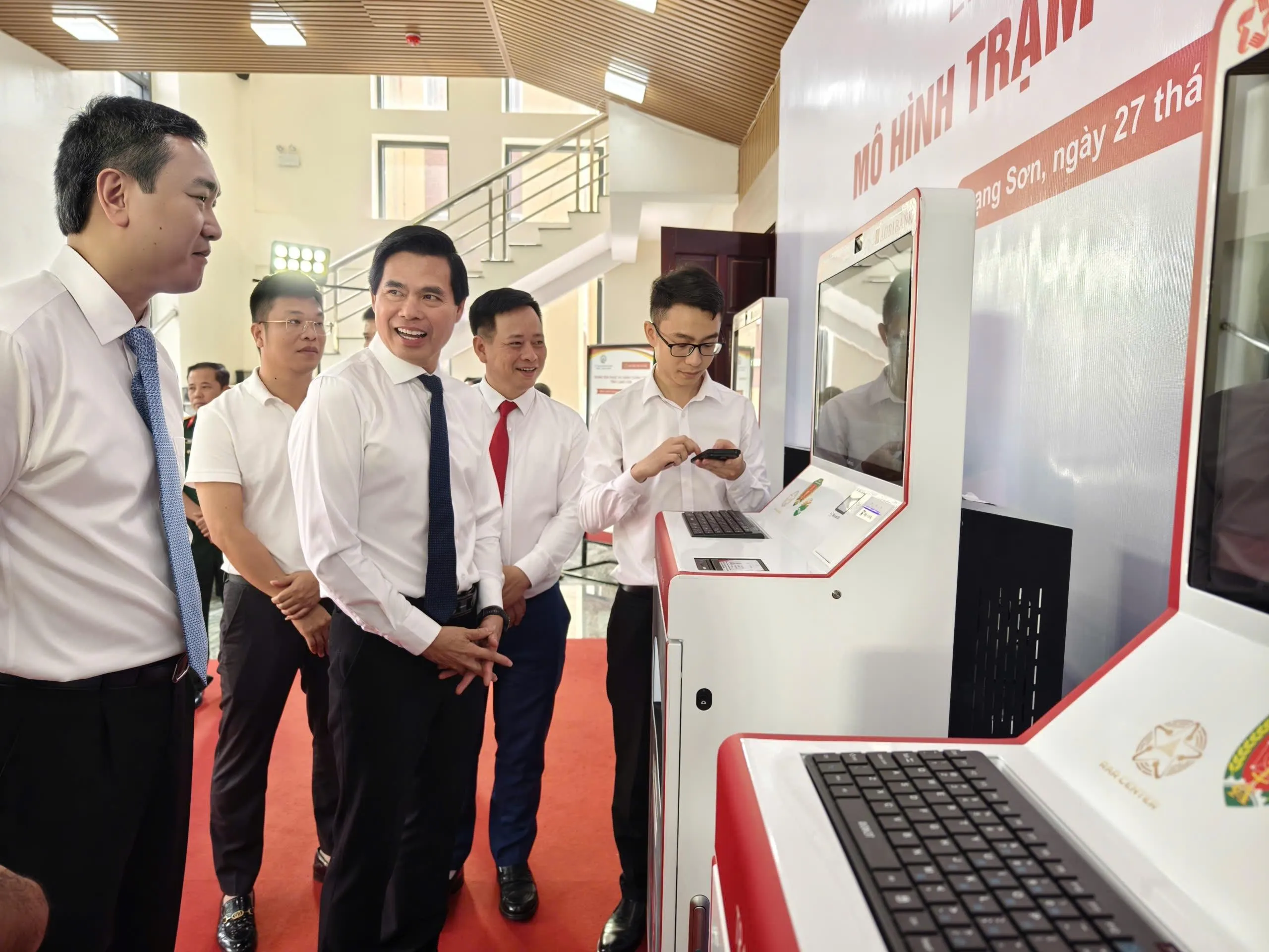 Agribank tài trợ 10 trạm dịch vụ công số tại Lạng Sơn
