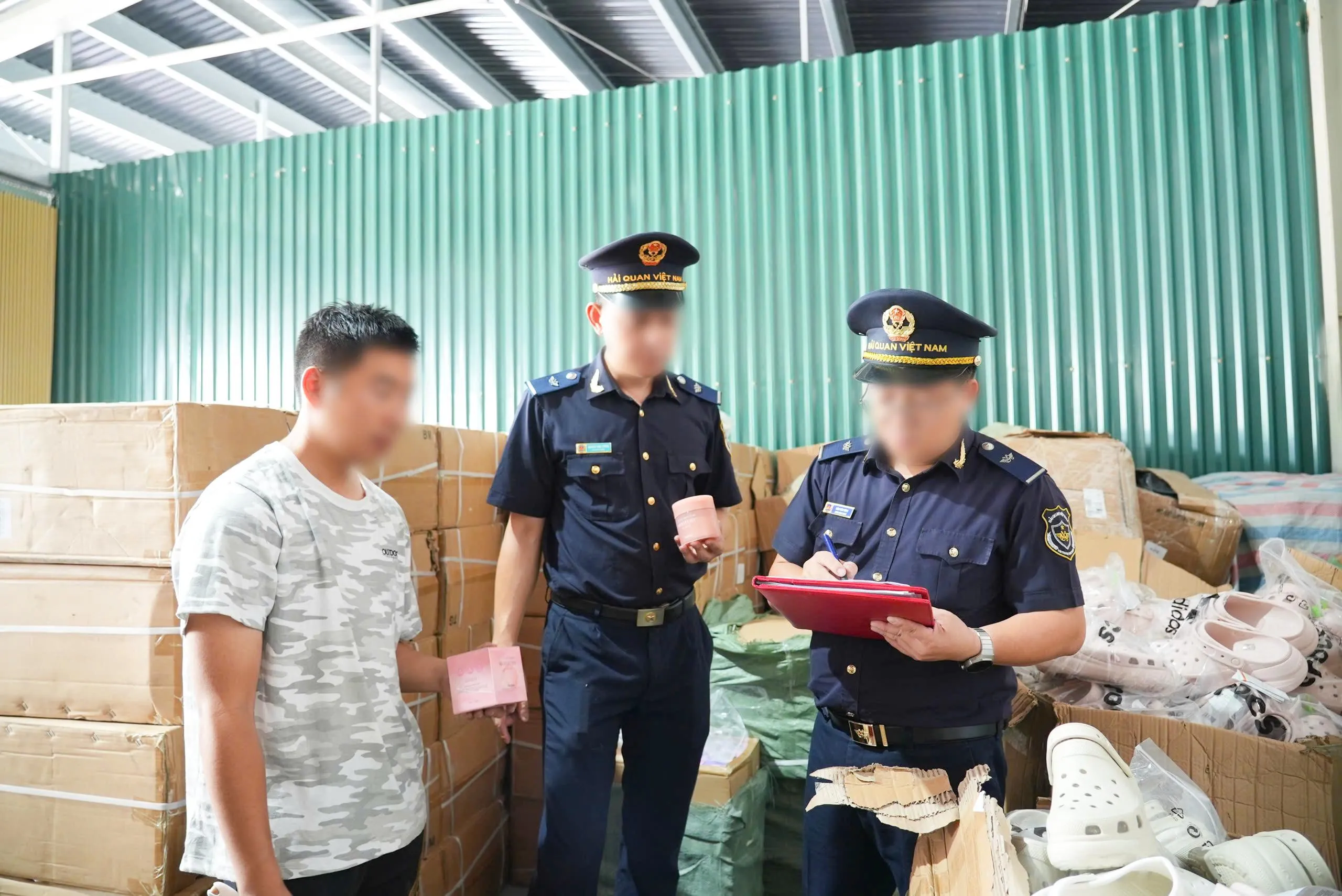 Hải quan phát hiện hàng trăm nghìn sản phẩm nghi xâm phạm sở hữu trí tuệ