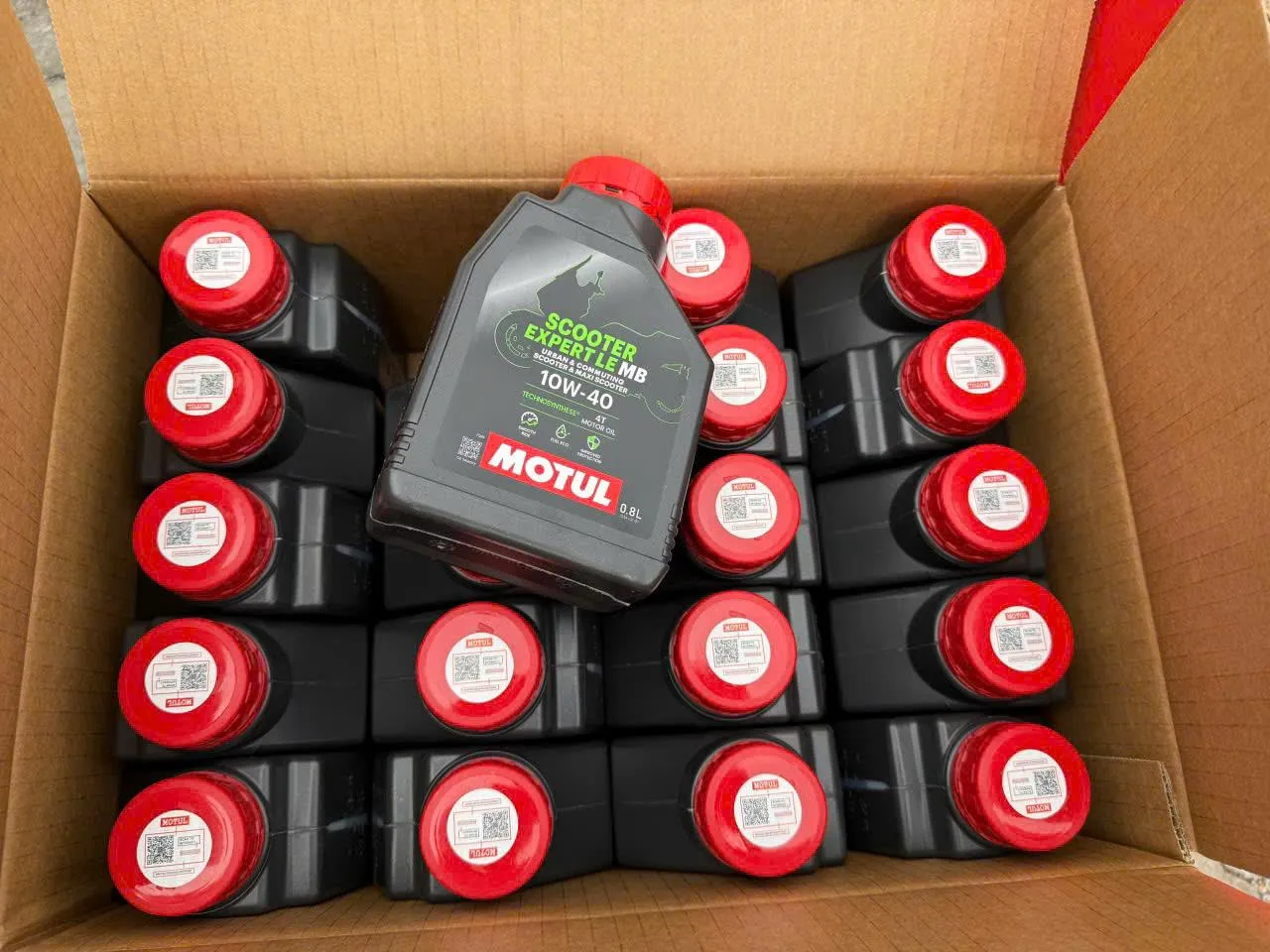 Hải quan phát hiện 16.000 hộp dầu nhớt nghi giả nhãn hiệu MOTUL tại cảng Cát Lái, TP. Hồ Chí Minh